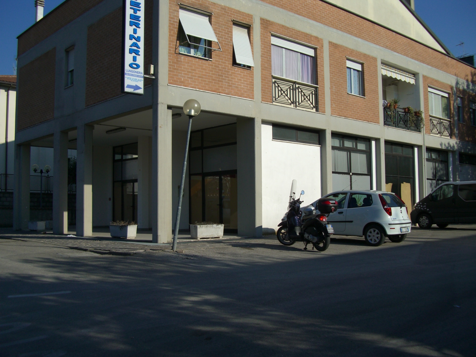 Grande magazzino in Via Narni (zona Polymer)