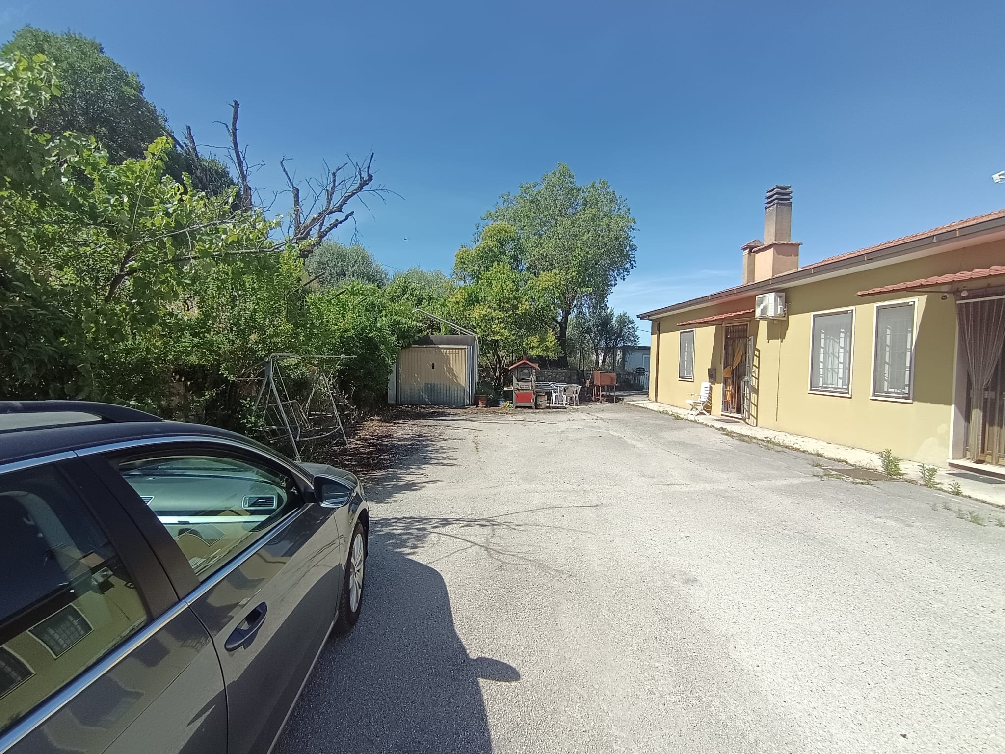 Casa con due abitazioni e ampio giardino a Str. Colli di Valenza